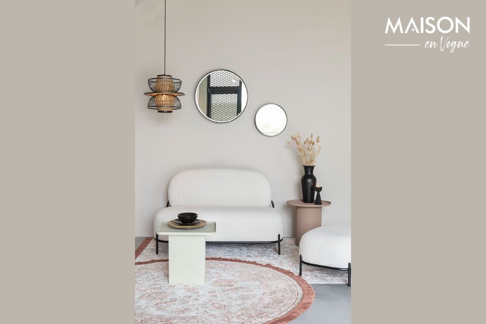 Beigefarbenes 2-Sitzer-Sofa, vereint Komfort und Funktionalität.