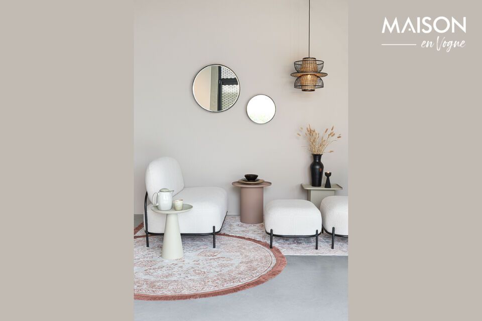Der elegante beigefarbene Stoff dieses Sofas verleiht Ihrem Wohnzimmer nicht nur einen Hauch von