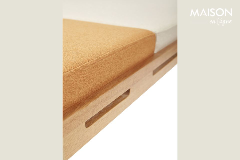 Die Sitzbank Amber ist aus Eichenholz und Polyester gefertigt und bietet eine ideale Haltbarkeit