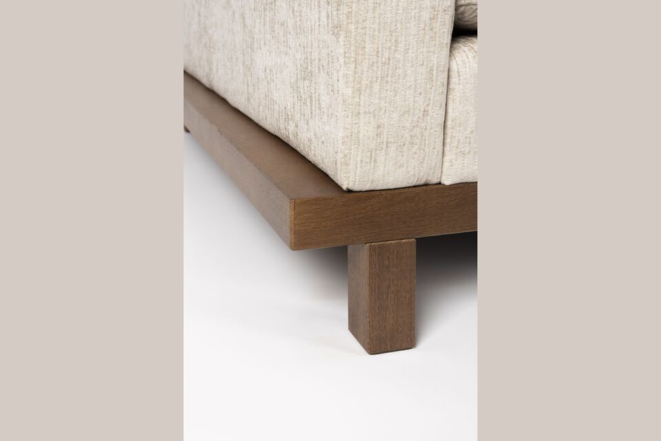 Mit einer großzügigen Länge von 230 cm und einer Tiefe von 101 cm ist dieses Sofa perfekt