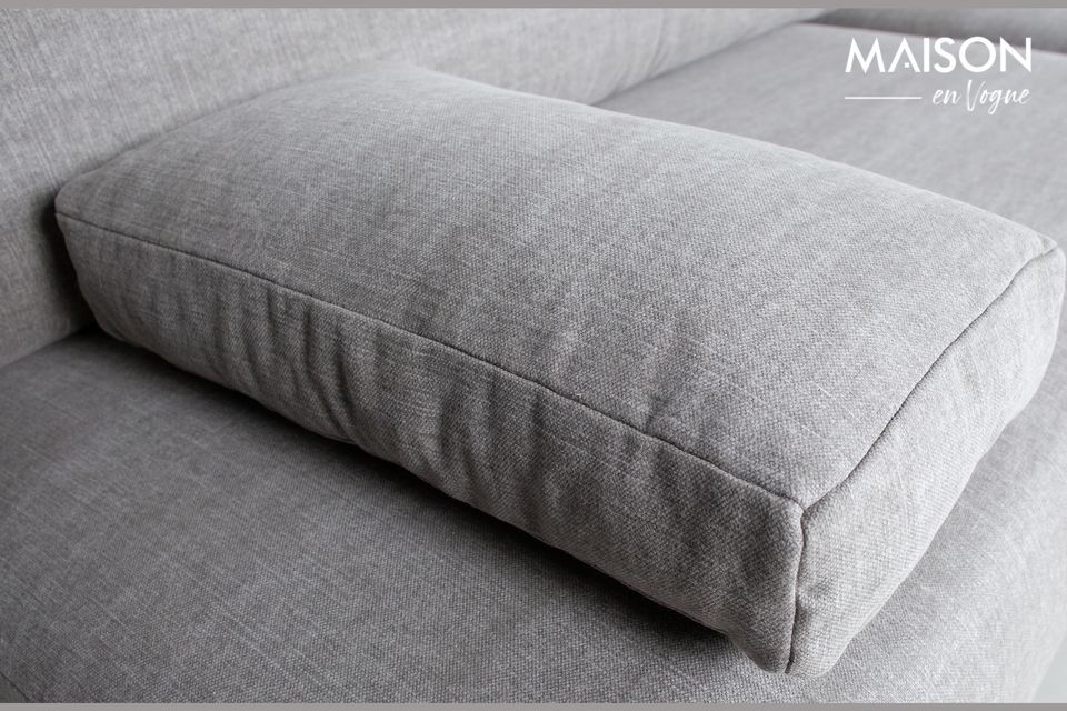 Das Sofa ist mit einem gewebten Stoff aus 60% Baumwolle/40% Leinen überzogen