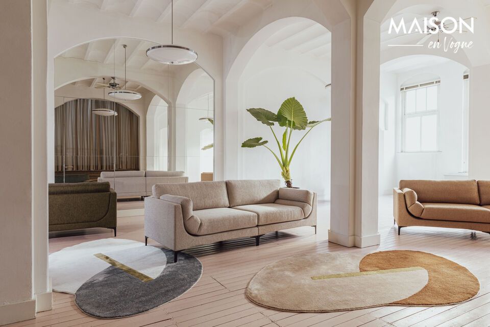 Entdecken Sie klassischen Komfort neu interpretiert mit dem beigefarbenen 3-Sitzer-Sofa Balcony aus
