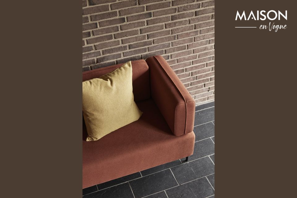 Schönes modernes 3-Sitzer-Sofa mit klaren Linien