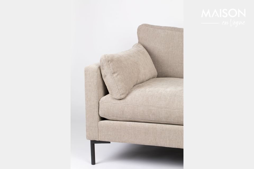 Das Sofa besteht aus großen Kissen und enthüllt eine lange Silhouette