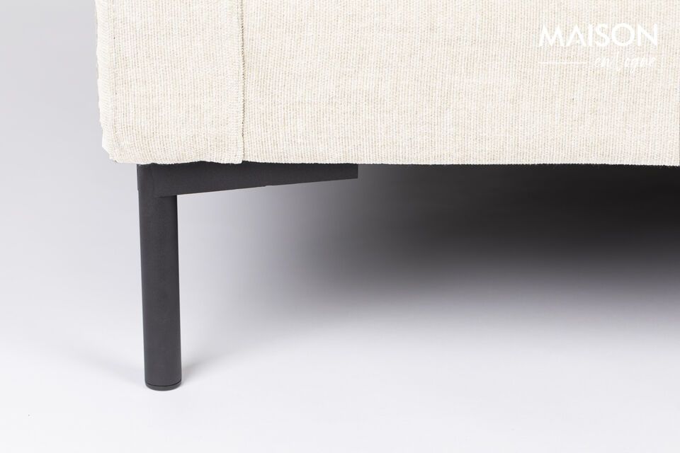 Mit einem Hauch von Sanftheit und Eleganz verbreitet das 4-Sitzer-Sofa mit cremefarbenem Stoffbezug