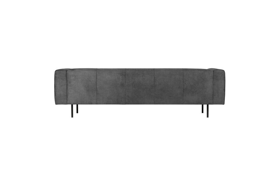 Die schwarzen Metallfüße verleihen dem Sofa einen industriellen und designorientierten Look