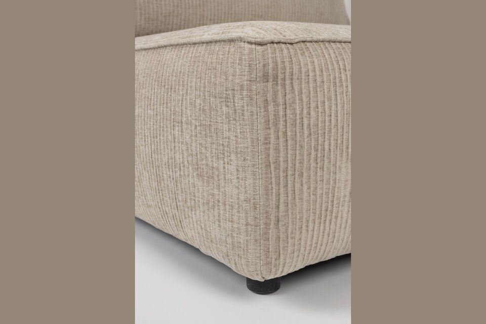 Mit seinem gerippten Stoff in Beigetönen und seinem seidigen Glanz wertet dieses Sofa nicht nur