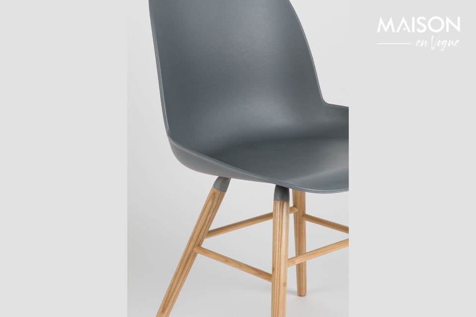 Die helle Farbe des Stuhls kontrastiert mit den metallischen Reflexionen der Aluminium-Rückenlehne