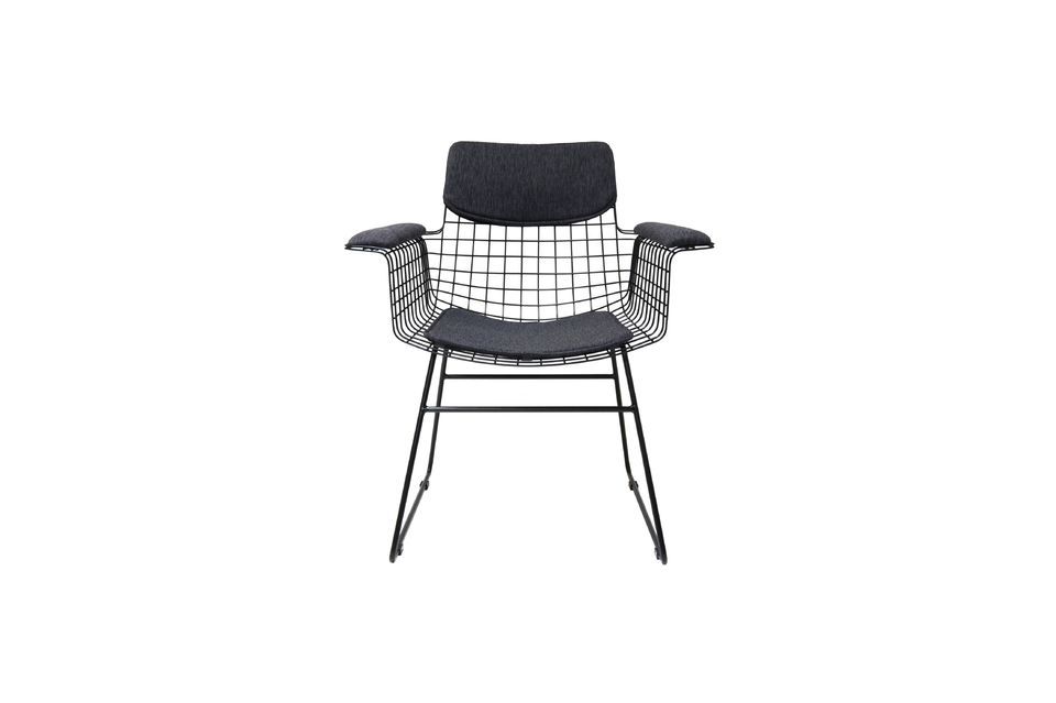 Der Stuhl hat ein zeitgenössisches Design und kann sowohl zur Einrichtung als auch zur Dekoration