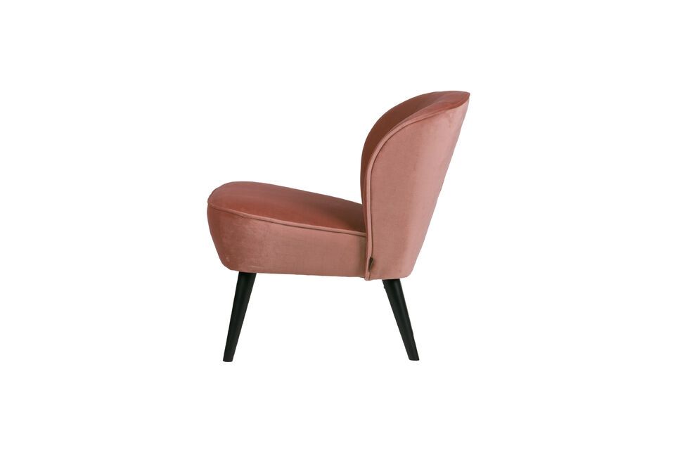 Der drehbare Sessel mit Samtbezug besteht aus einer Kombination aus Hartholz und FSC-zertifiziertem