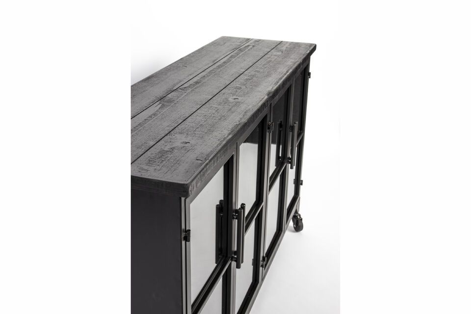 Das aus robustem schwarzem Holz gefertigte Sideboard vereint moderne Ästhetik mit praktischer
