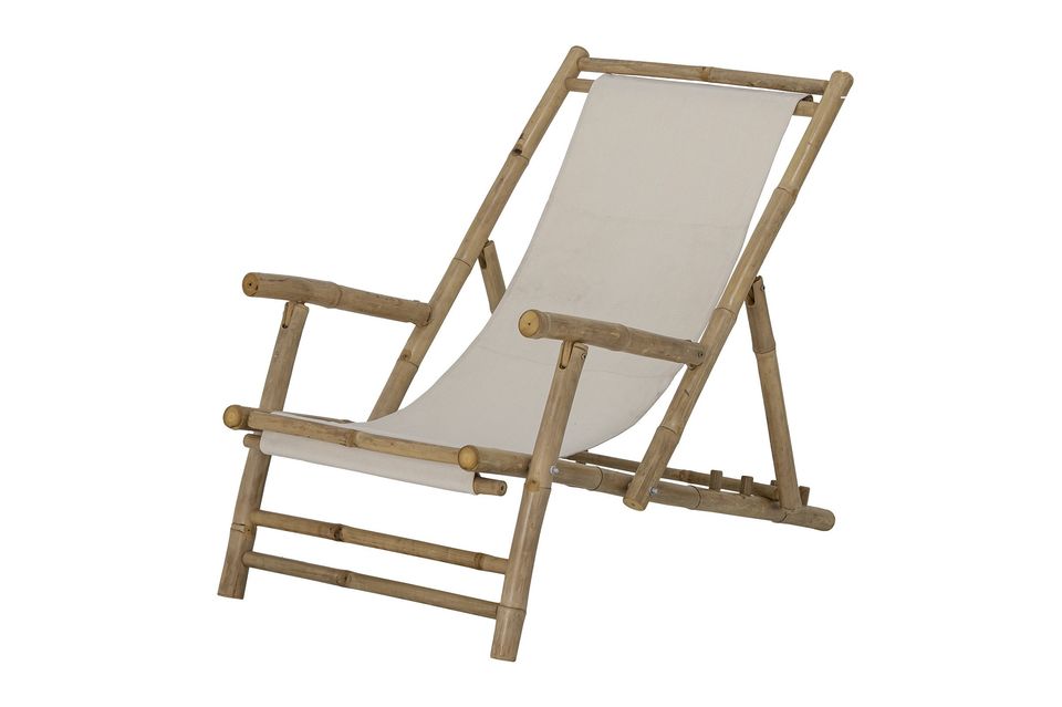 Der Korfu Liegestuhl von Bloomingville ist aus Bambus gefertigt und sorgt für ein organisches