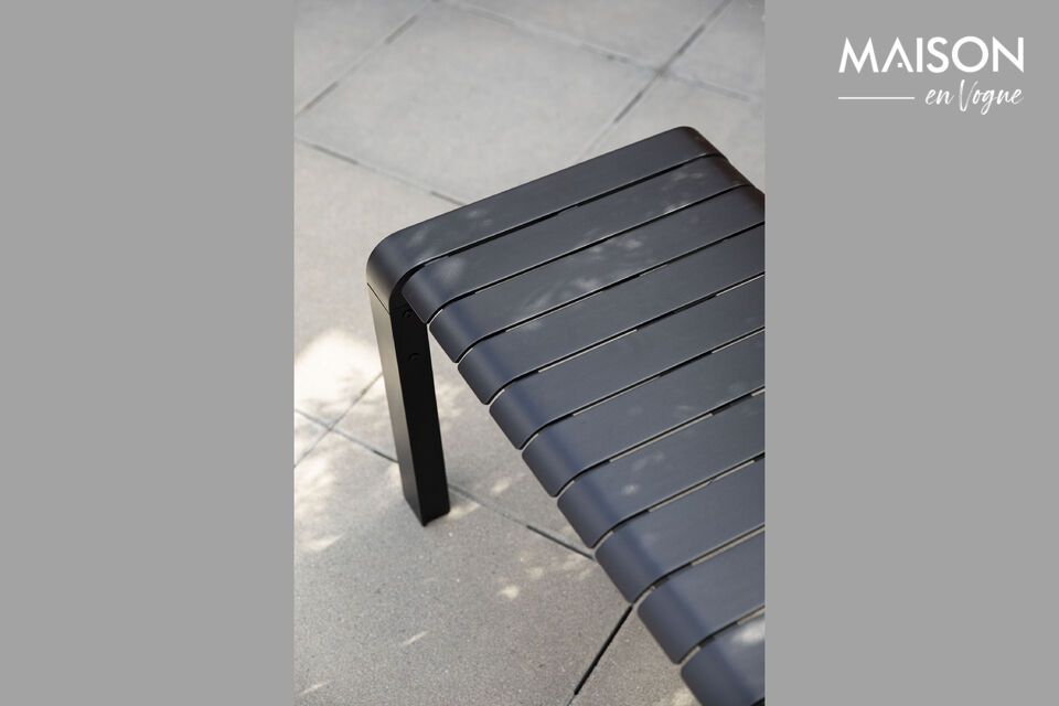 Schenken Sie Ihrem Garten mit dieser modernen Bank Eleganz und Elastizität.