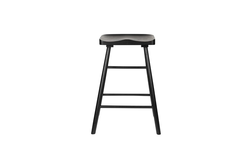 Mit einer eleganten Silhouette und einem zeitlosen schwarzen Finish verleiht der Holzbarhocker
