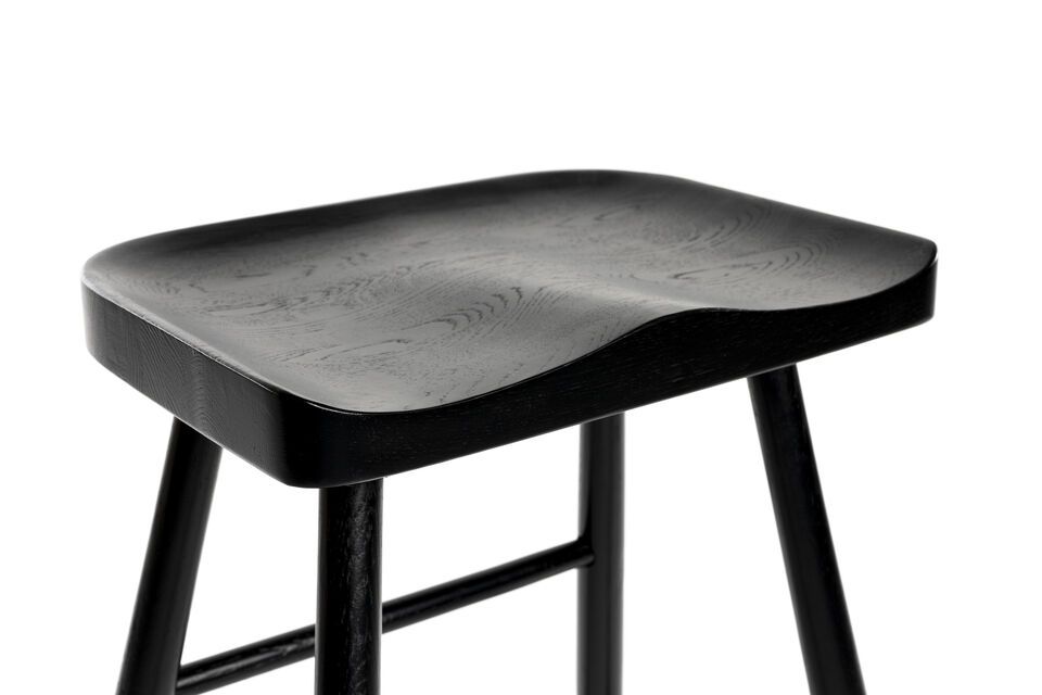 Seine elegante schwarze Farbe und sein schlichtes Design machen ihn zu einem vielseitigen Stück