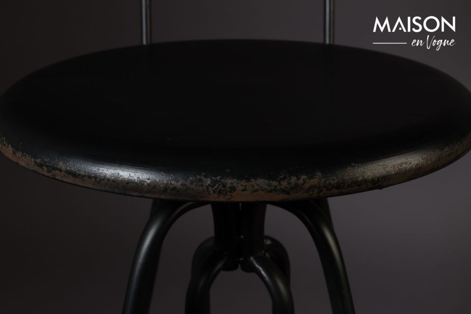 Die Basis des Stuhls bietet eine Struktur voller Bewegung und metallischer Arabesken