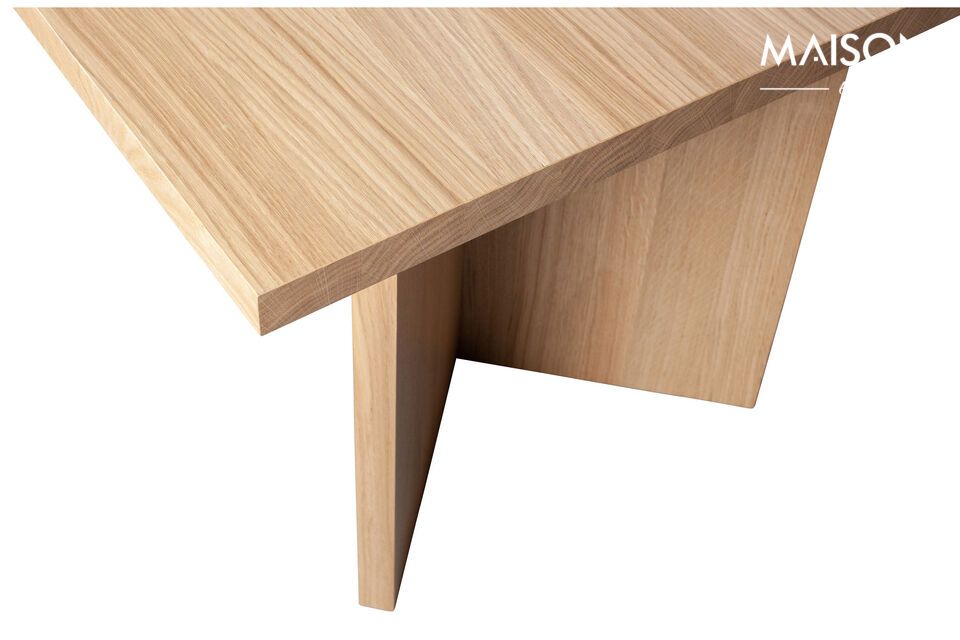 Der Tisch ist mit einem matten Klarlack veredelt, um das Holz vor Flecken zu schützen