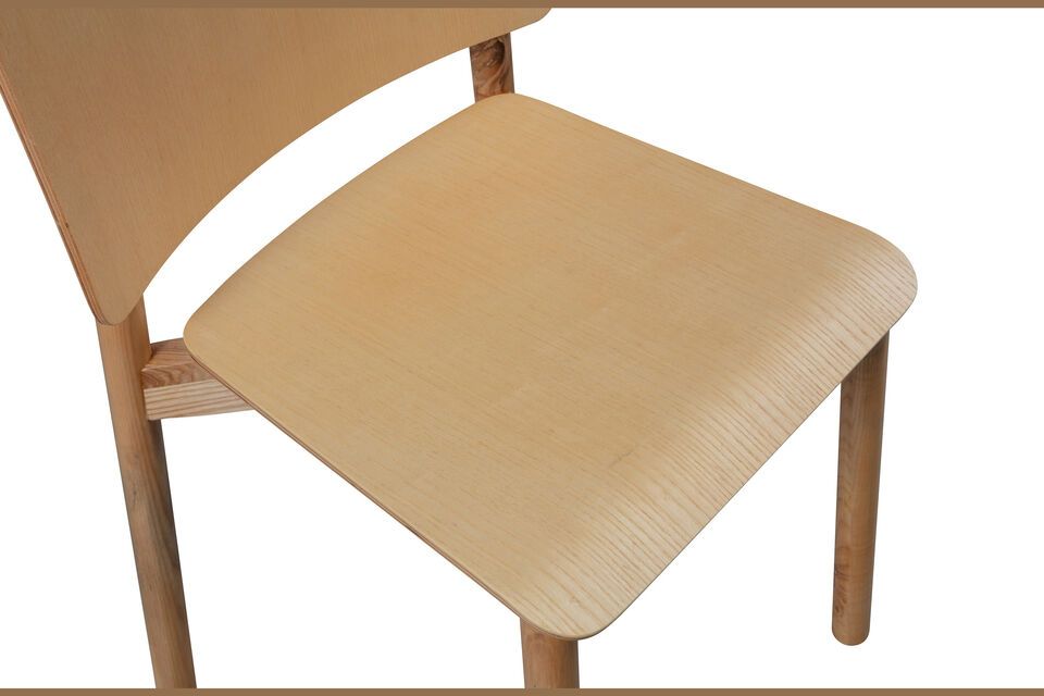Der Stuhl Karel ist 77 cm hoch, 53 cm breit und 52 cm tief