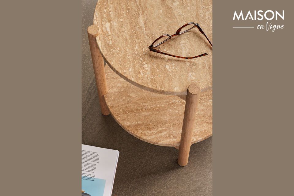 Mit einer Länge und Breite von 43 cm und einer Höhe von 44 cm ist dieser kompakte Tisch ideal