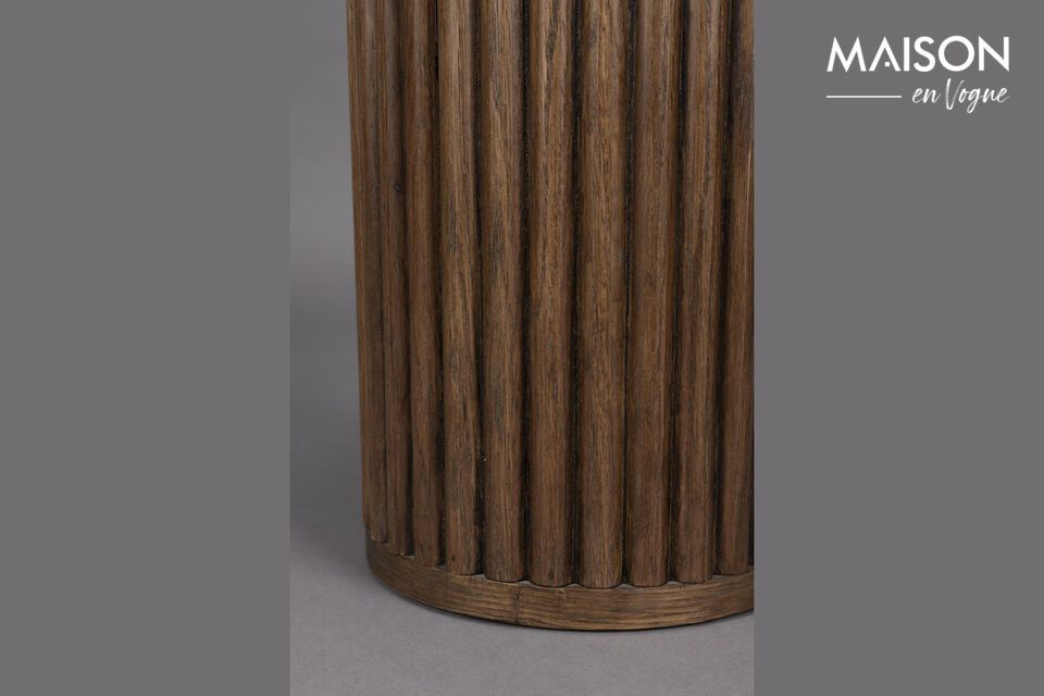 Der aus Holz gefertigte Tisch vereint den Charme hochwertiger Handwerkskunst mit modernem Design