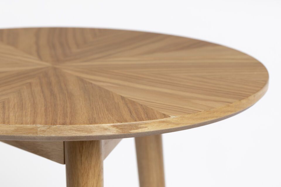 Der Tisch ist vollständig aus hochwertigem Holz gefertigt und hat einen satten Braunton