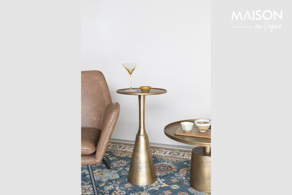Ein goldenes Möbelstück aus Aluminium, perfekt für Eleganz und Nützlichkeit.