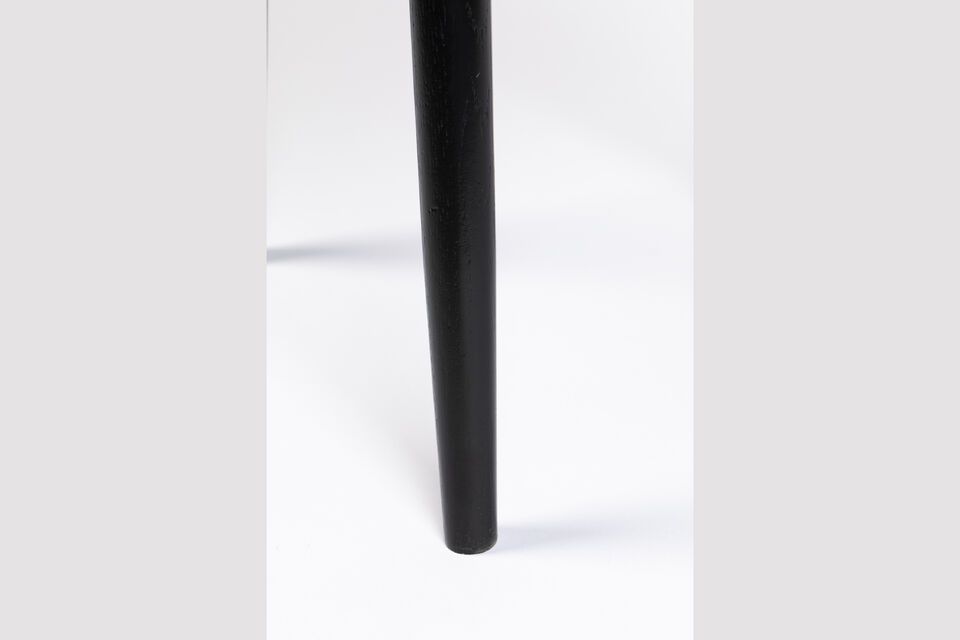Durch seine schwarze Farbe lässt er sich leicht mit anderen Möbeln und Farben kombinieren