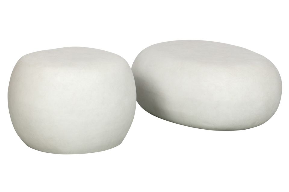 Der weiße Couchtisch Pebble aus faserigem Ton ist ein runder Tisch in Betonoptik mit einer weißen