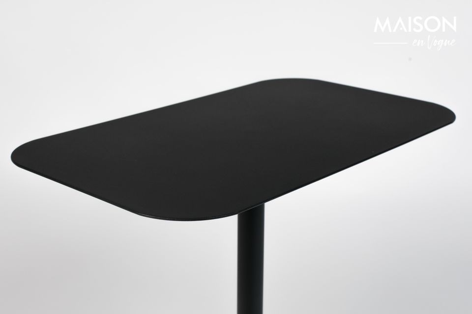 Ein eleganter rechteckiger Tisch