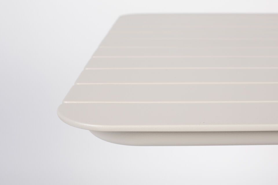Mit seinen kompakten Maßen von 71x71 cm und einer Höhe von 75 cm passt dieser elegante Tisch aus