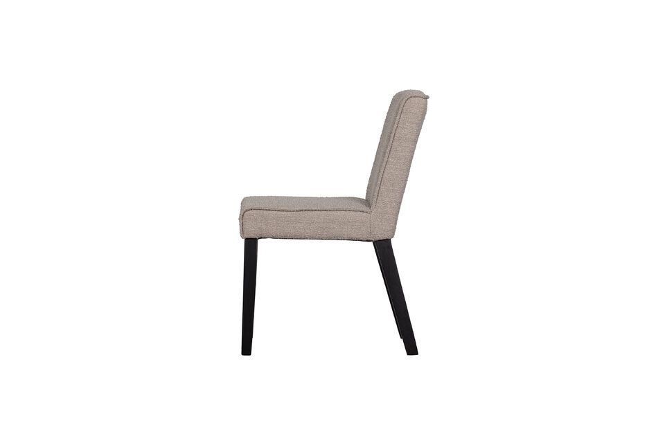 Dieser moderne, robuste Stuhl ist mit einem trendigen Bouclé-Stoff mit einem Martindale von 75