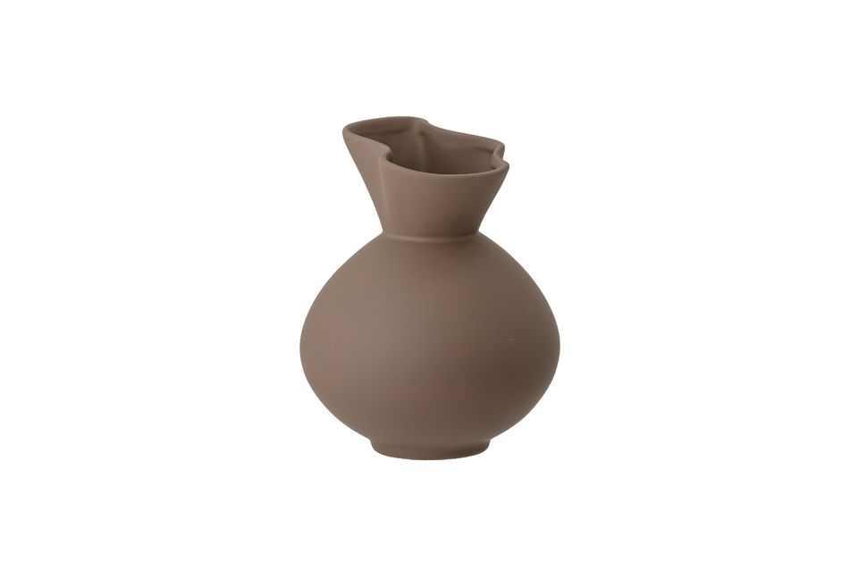 Die konische und wellenförmige Form dieser Vase ermöglicht es