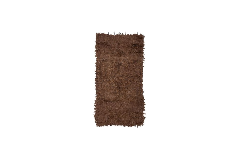 Der Teppich Serah von Bloomingville ist aus braunem Leder gefertigt und bietet einen angenehmen und