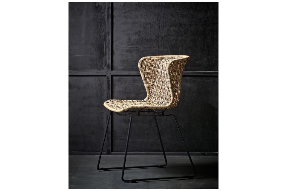 Hübscher, trendiger Stuhl aus Rattan und schwarzem Stahl