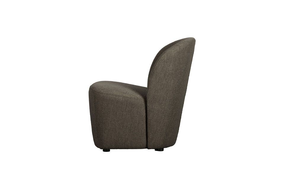 Der Sessel ist mit einem strapazierfähigen braunen Bouclé-Stoff bezogen und wirkt durch seine