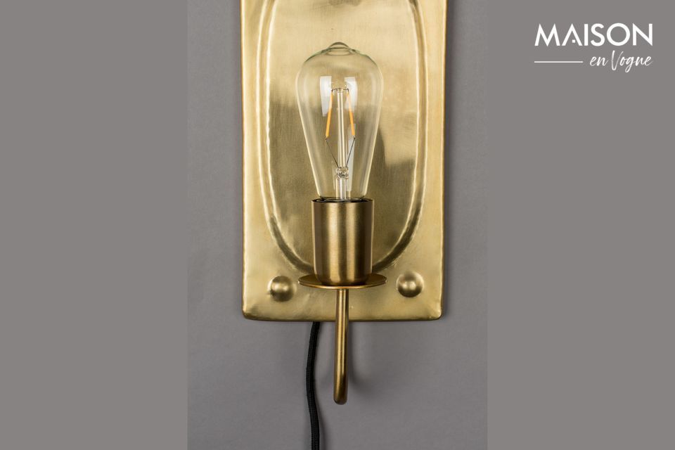 Zudem ist die Lampe dekorativ und verführt mit ihrem goldenen Metall