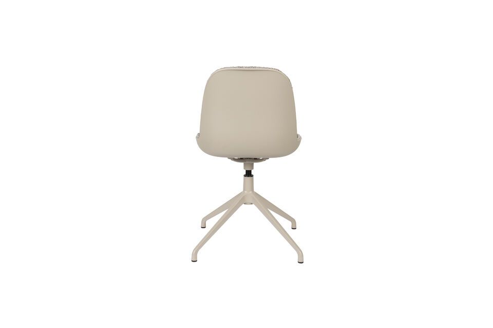 Der Stuhl wurde in Zusammenarbeit mit dem niederländischen Designstudio APE entworfen und ist