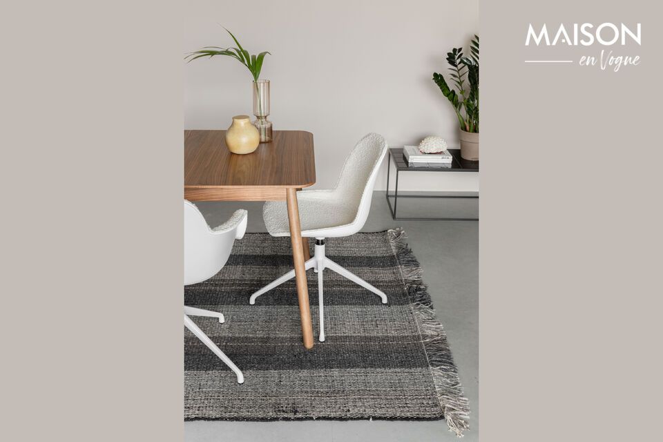 Mit seinem klaren Design aus weißem Stoff ist dieser Stuhl nicht nur eine elegante Ergänzung für