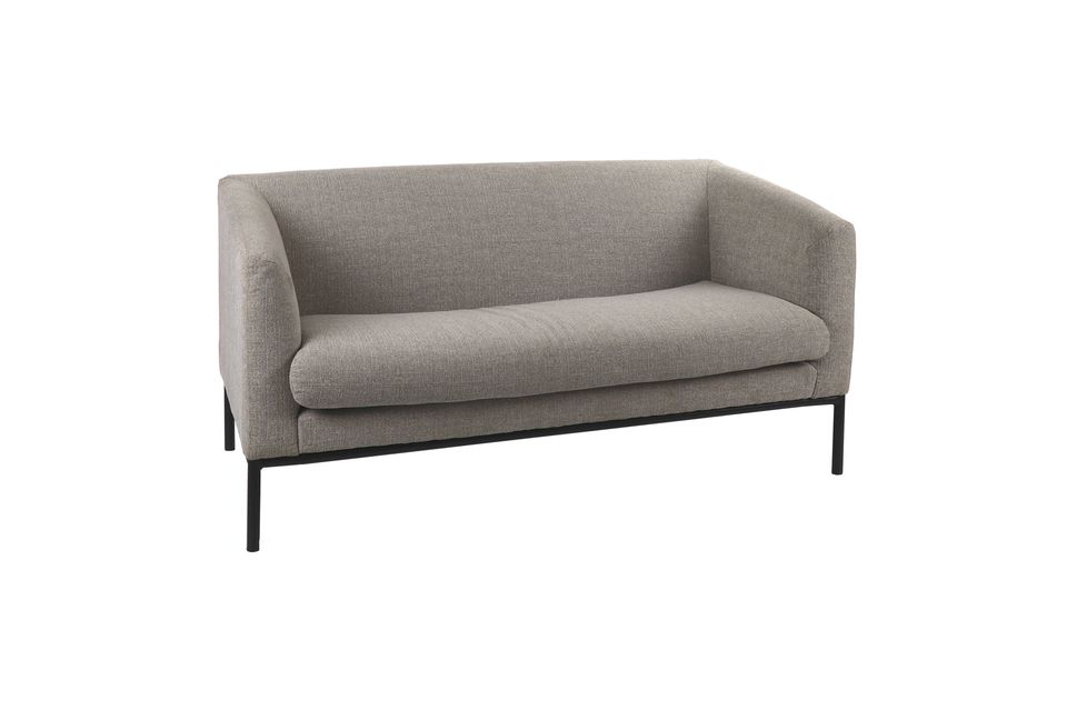 Ein Sofa mit weichem Sitz und modernem Design