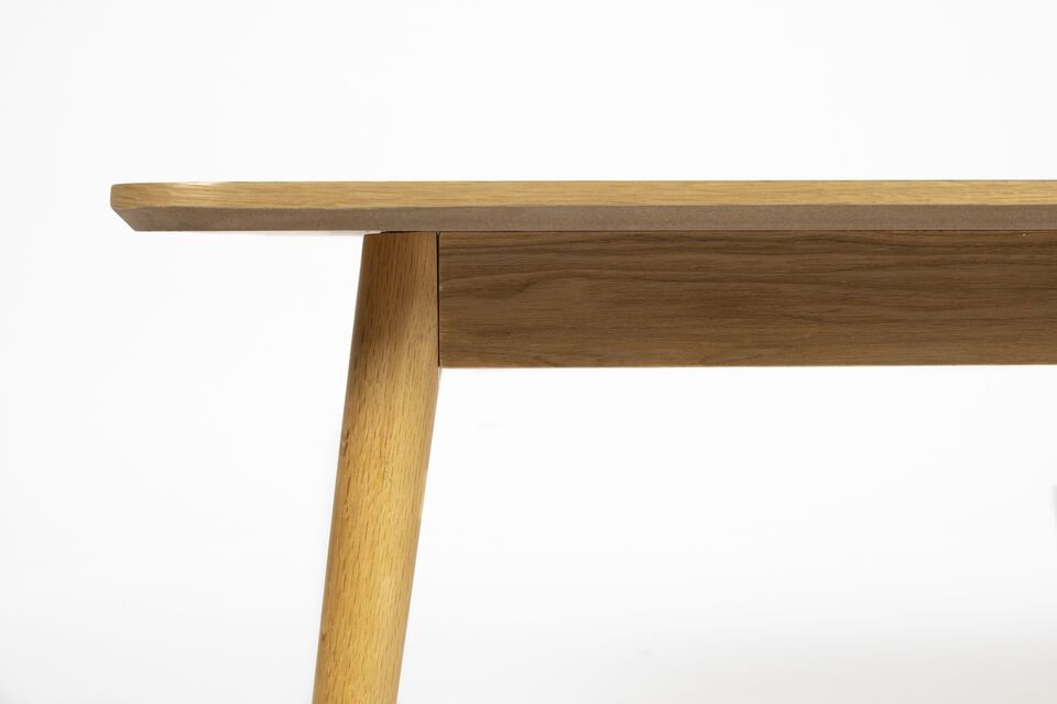 Mit seinen Maßen von 120 cm Länge und 60 cm Breite bietet er reichlich Platz für Bücher