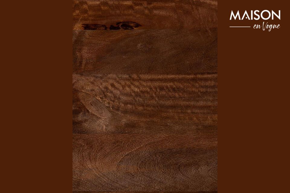 Der aus hochwertigem Mangoholz gefertigte Tisch ist nicht nur robust