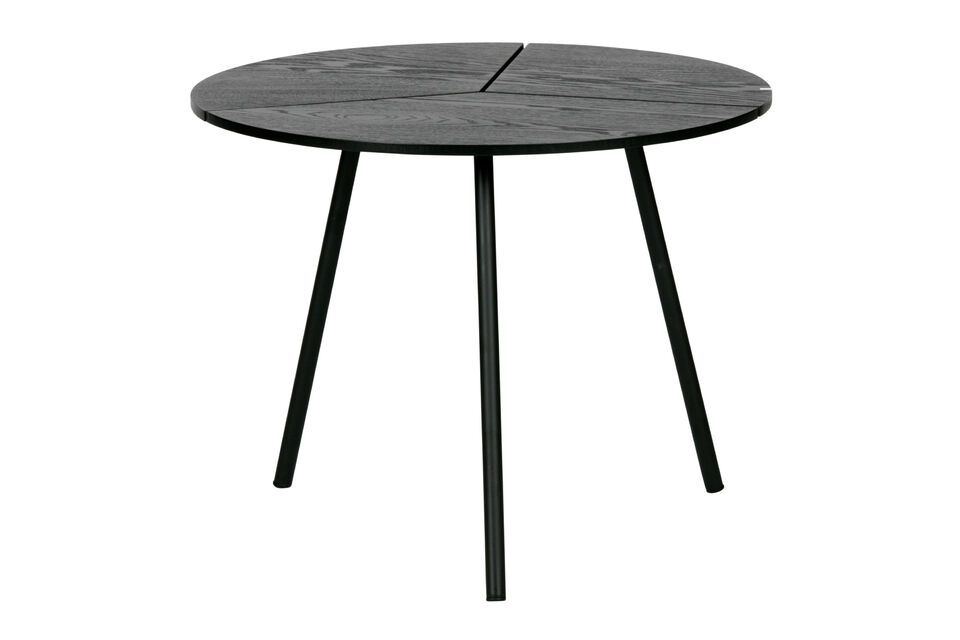 Die schwarz lackierte und aus drei Teilen bestehende Tischplatte verleiht diesem Tisch einen