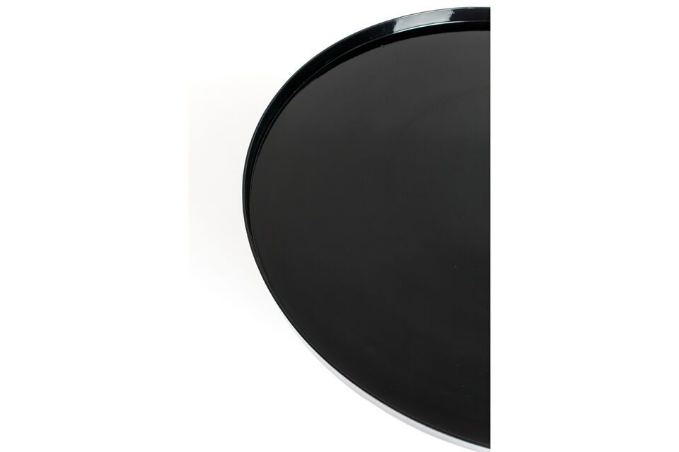 Der Tisch ist flexibel in seinem Design und lässt sich problemlos mit dem Beistelltisch Shiny Bomb