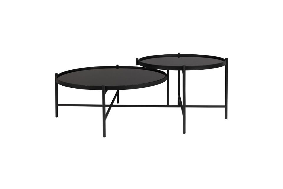 Mit seinen großzügigen Abmessungen von 122 cm Länge und 82 cm Tiefe bietet der Couchtisch Lily