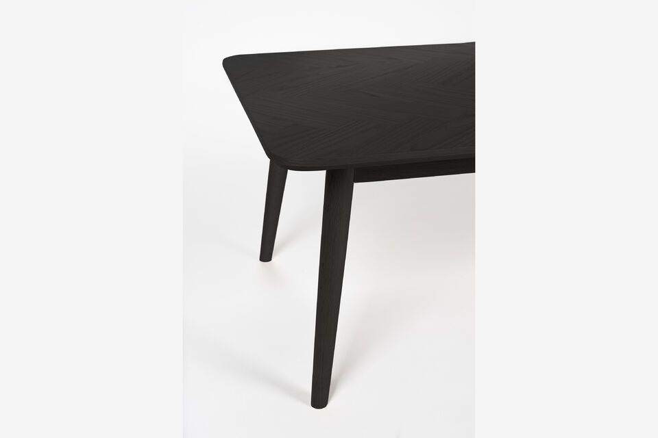 Der aus hochwertigem Holz gefertigte Couchtisch Fabio verspricht nicht nur Langlebigkeit