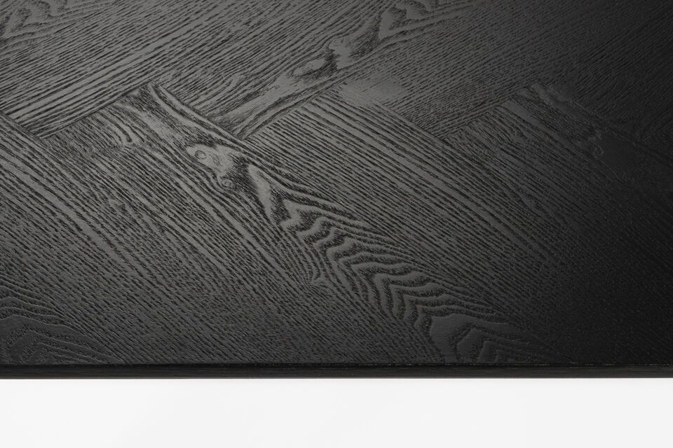 Die elegante und leicht zu kombinierende schwarze Farbe macht den Tisch zu einer bevorzugten Wahl