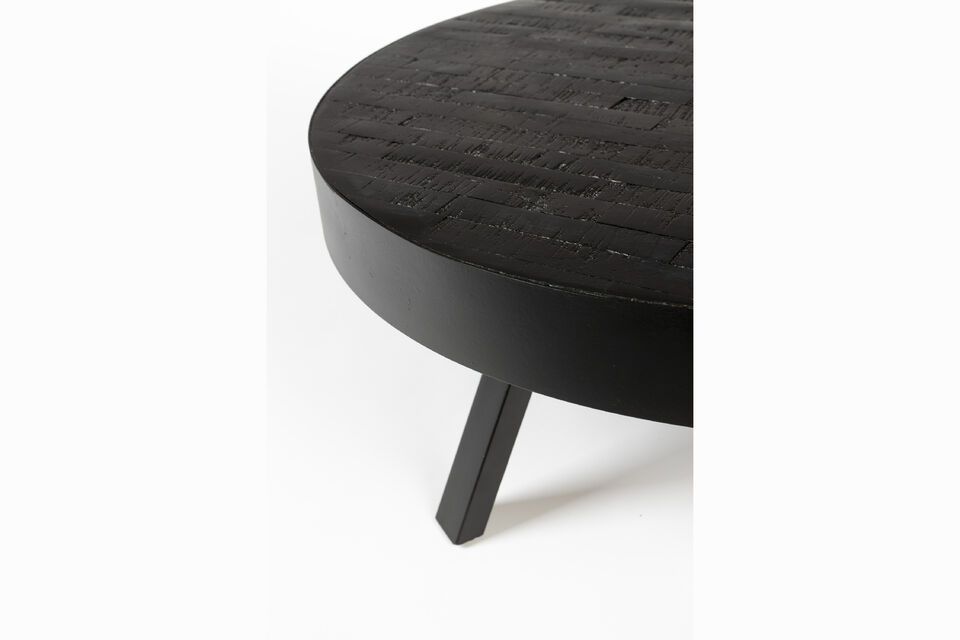Dieser aus hochwertigem Teakholz gefertigte Tisch mit schwarzem Finish verleiht Ihrem Wohnzimmer