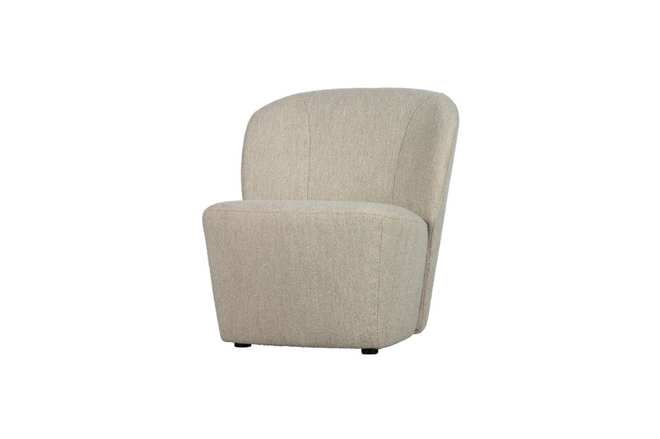 Es ist ein Sessel mit einer festen Sitzfläche und einem wunderbar weichen und bequemen