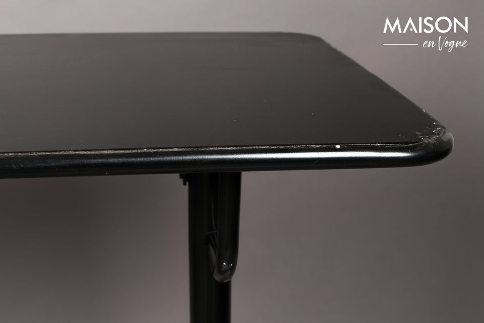 Dieser hübsche Tisch (140 x 50 cm Platte und 104 cm hoch) ist vollständig aus schwarz