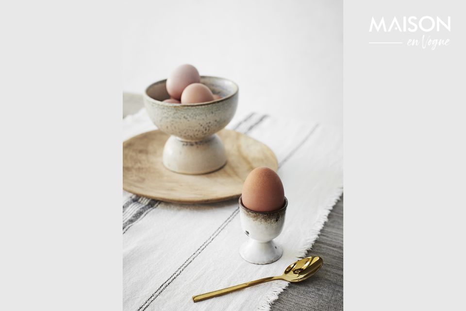 Rustikaler Eierbecher aus weißer Keramik